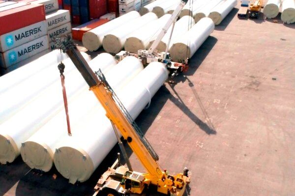 Operação de descarregamento de 30 tramos eólicos