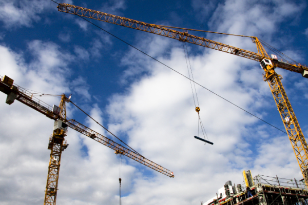 Logística pesada: como funciona a operação sincronizada com guindastes