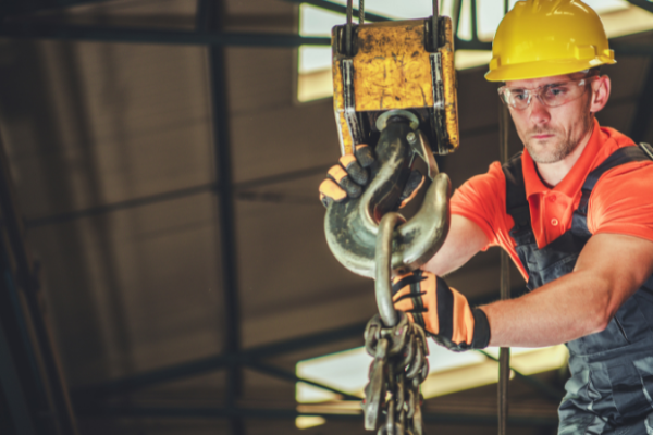 Normas NBR e ABNT para elevação de cargas: entenda as condições de segurança