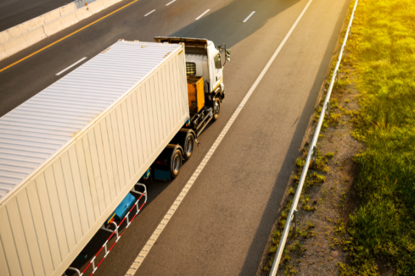 Transportadora de carga pesada: como escolher a melhor para seu projeto logístico